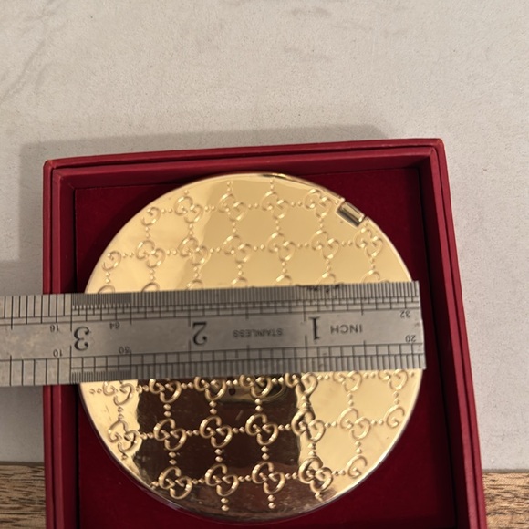 Gucci mirror a beautiful woman accessories made by Guccithis is NWOT - Picture 7 of 14